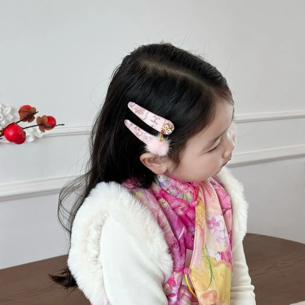 1 Pair Lion Dance Children's Chinese Hairpins Embroidered Bow Tang Suit Headwear Embroidered Satin Barrettes Plush Ball
1 Pair Lion Dance Children's Chinese Hairpins Embroidered Bow Tang Suit Headwear Embroidered Satin Barrettes Plush Ball