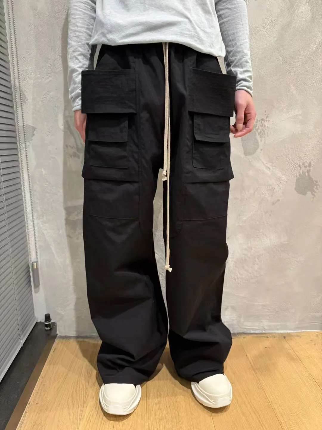 Men's new Europe and the United States dark RO wind double ring loose high street versatile multi-pocket wide-leg pants
Men's new Europe and the United States dark RO wind double ring loose high street versatile multi-pocket wide-leg pants