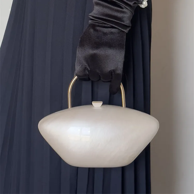 Wholesale irregular fashion pearl white acrylic metal handle clutch handbag wedding evening bag purse for lady women
Wholesale irregular fashion pearl white acrylic metal handle clutch handbag wedding evening bag purse for lady women