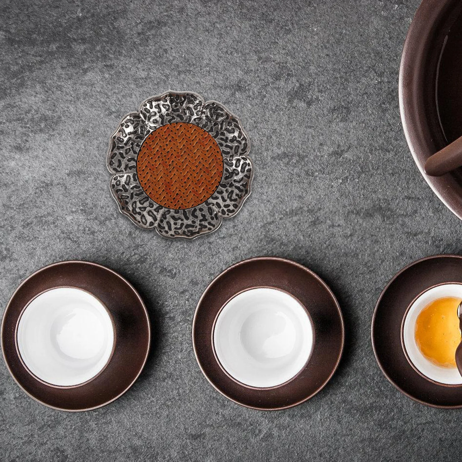 2Pcs Alloy Rattan Hammered Coaster Creative Vintage Lotus Design Heat Insulation Mat for Coffee Tea Cup Office Home Decor Table
2Pcs Alloy Rattan Hammered Coaster Creative Vintage Lotus Design Heat Insulation Mat for Coffee Tea Cup Office Home Decor Table