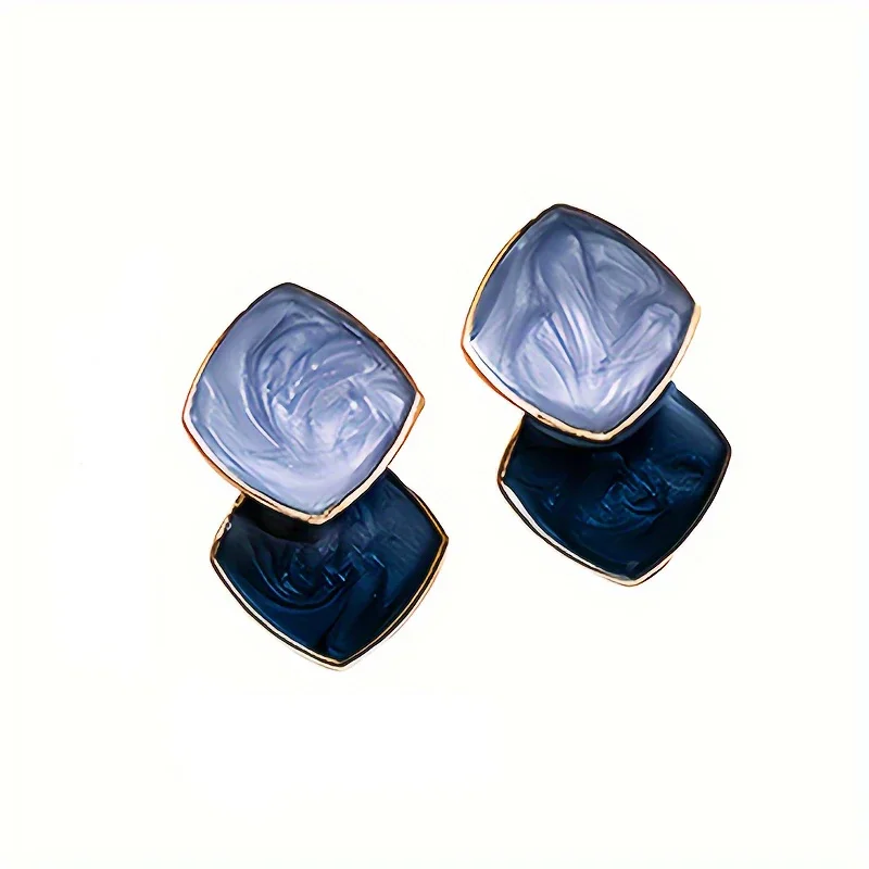 1 pair of blue drop oil diamond earrings, fashionable and simple earrings, suitable for summer vacation travel.
1 pair of blue drop oil diamond earrings, fashionable and simple earrings, suitable for summer vacation travel.