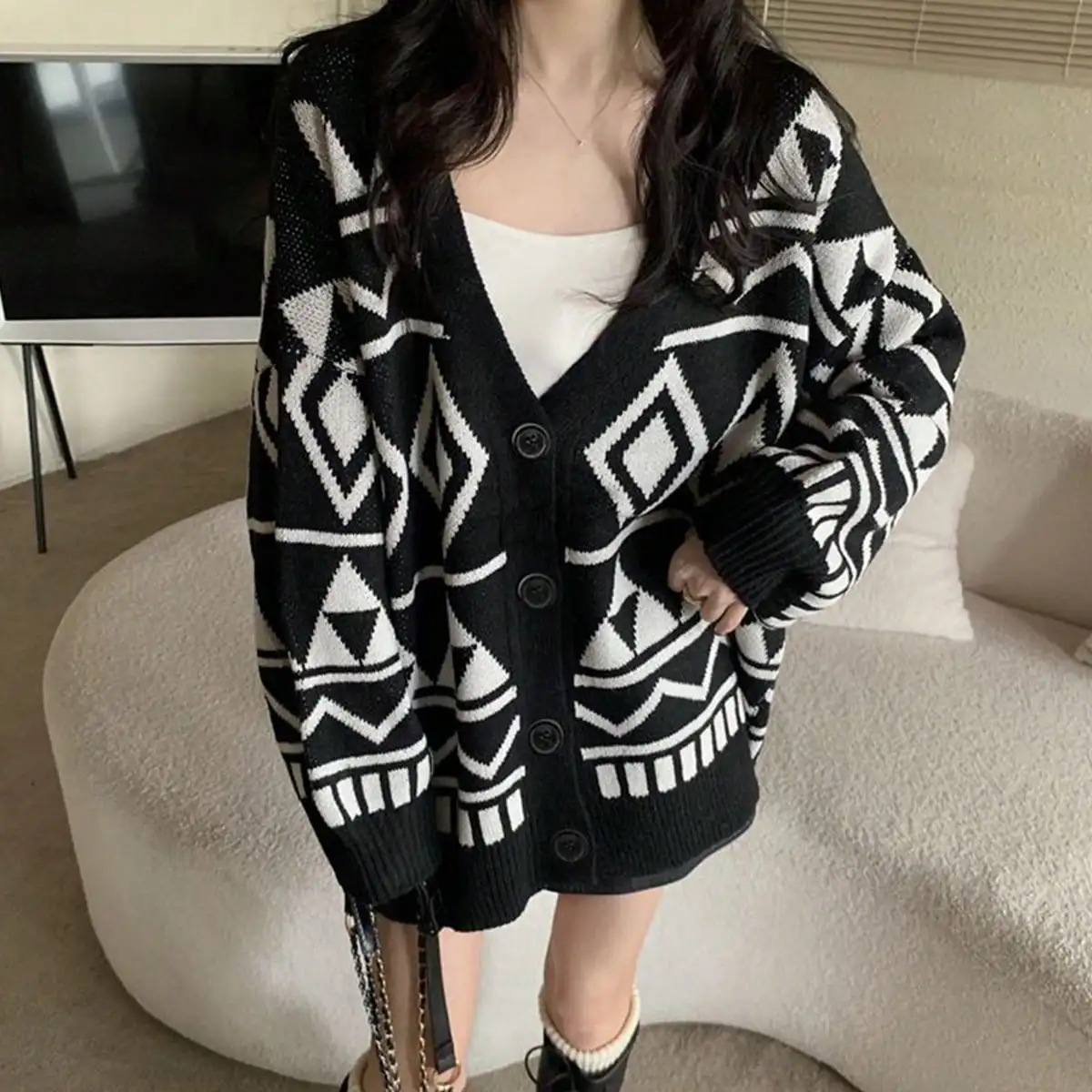 Autumn Korean Style Black and White Knitted Cardigan Women's New Style Small Fashionable Unique Chic Top Jacket Utaiteriter Talon
Autumn Korean Style Black and White Knitted Cardigan Women's New Style Small Fashionable Unique Chic Top Jacket Utaiteriter Talon