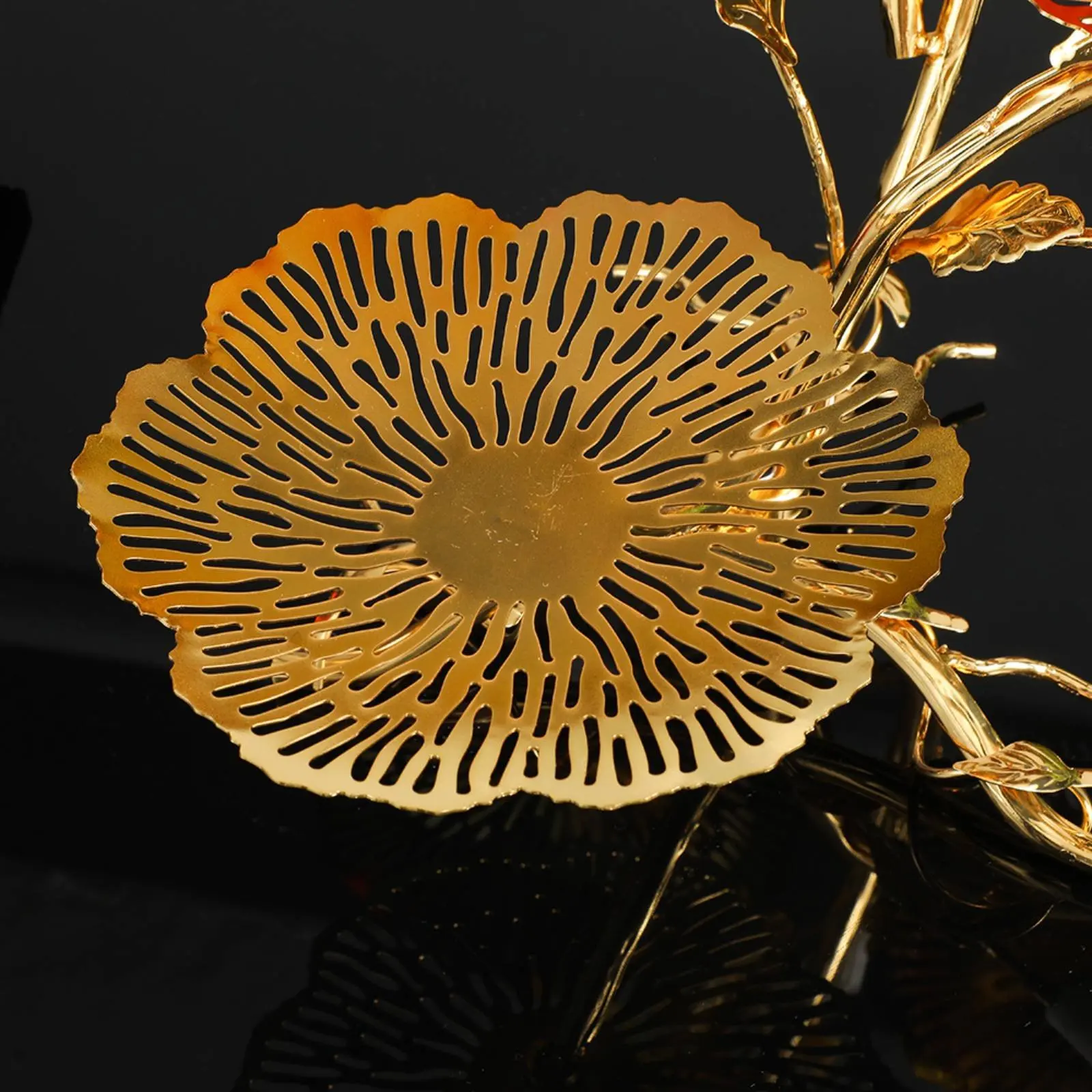Gilded Floral & Greenery Serving Stand Retro Influenced Calla Flower Branch Fruit Holder European Style Snack Tray Decorative
Gilded Floral & Greenery Serving Stand Retro Influenced Calla Flower Branch Fruit Holder European Style Snack Tray Decorative