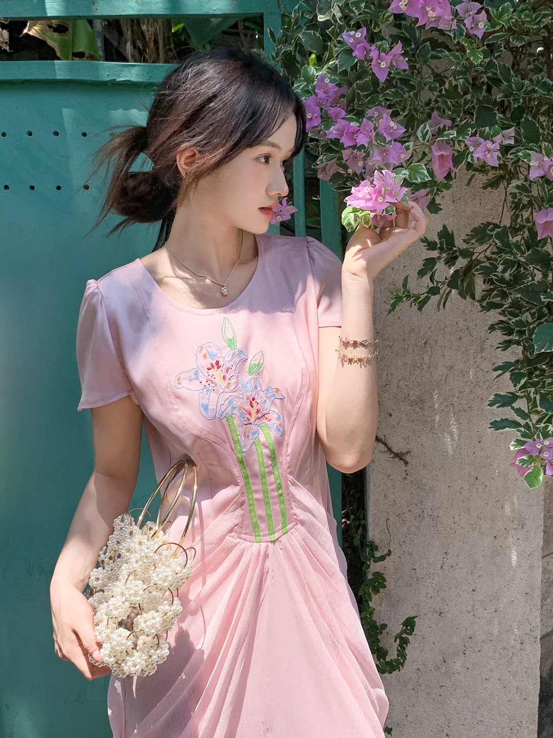 Gula Liangpin Original Tea Break Skirt Dress Elegant Blossom Shadow High Waist Bubble Skirt Short Sleeve Zipper Back Closure
Gula Liangpin Original Tea Break Skirt Dress Elegant Blossom Shadow High Waist Bubble Skirt Short Sleeve Zipper Back Closure