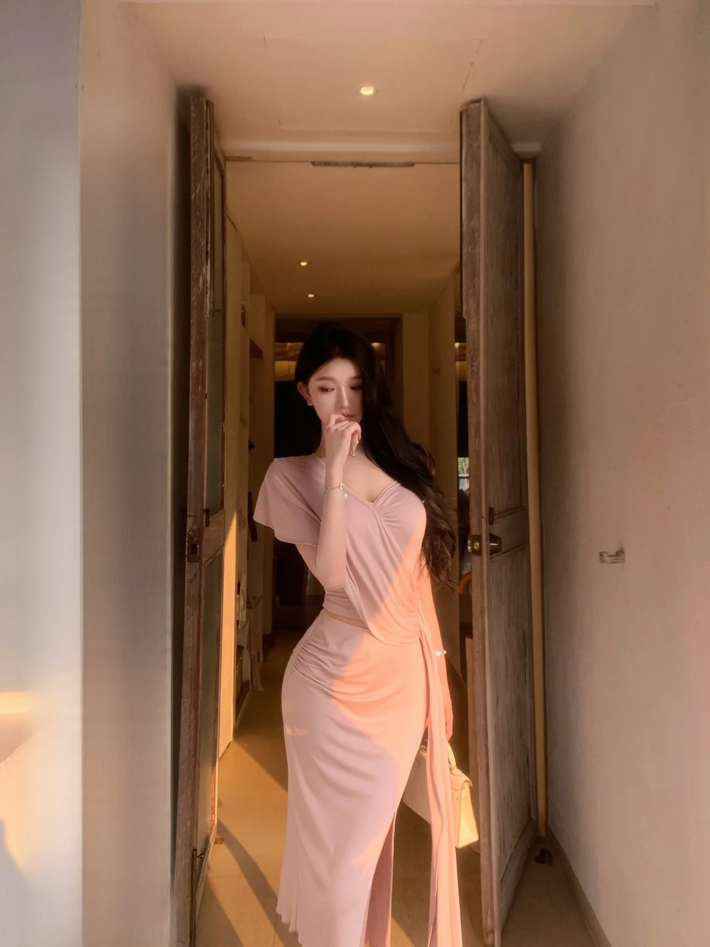 Monica Irregular Deep V-neck Sash Folded Half-length Skirt Set Mid-length Two-piece Women's Fashion Autumn Spring Summer
Monica Irregular Deep V-neck Sash Folded Half-length Skirt Set Mid-length Two-piece Women's Fashion Autumn Spring Summer
