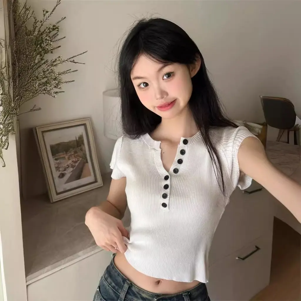 American Hot Girl Knitted Short T-Shirt Top Summer New Retro Button Half Open Collar Slimming Sweater for Women
American Hot Girl Knitted Short T-Shirt Top Summer New Retro Button Half Open Collar Slimming Sweater for Women