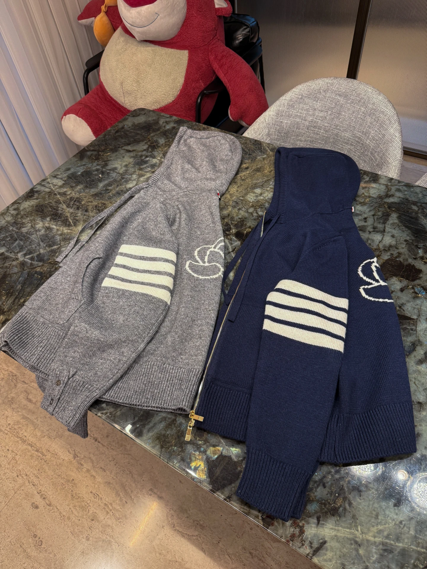 Модный зимний теплый удобный мужской вязаный свитер из чистой шерсти, пальто на молнии с капюшоном, шерстяной трикотаж стандартной посадки
Модный зимний теплый удобный мужской вязаный свитер из чистой шерсти, пальто на молнии с капюшоном, шерстяной трикотаж стандартной посадки