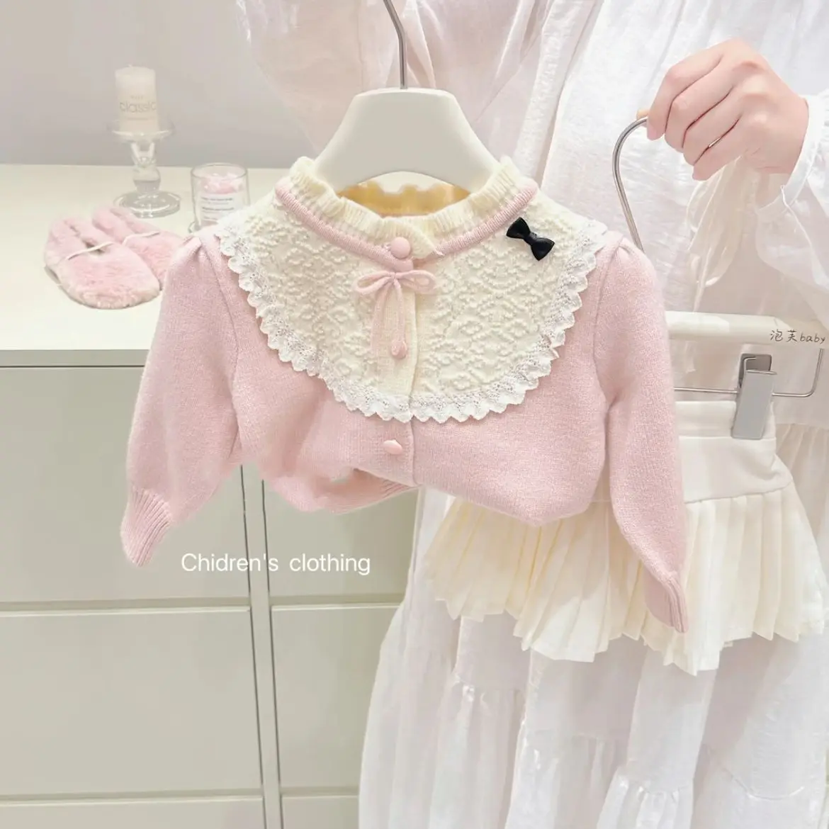 Girls' sweater cardigan Spring and Autumn new Korean version children's baby sweet round neck jacket
Girls' sweater cardigan Spring and Autumn new Korean version children's baby sweet round neck jacket