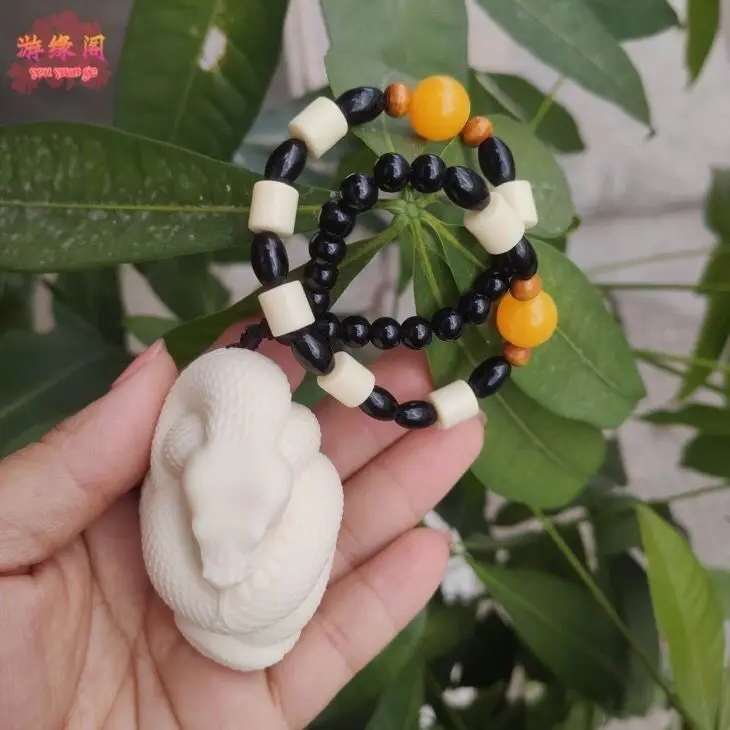 Ivory Fruit Carved Snake King Zodiac Small White Snake Hand Piece Year of The Snake Pendant Ornaments Craft Decorations Lucky
Ivory Fruit Carved Snake King Zodiac Small White Snake Hand Piece Year of The Snake Pendant Ornaments Craft Decorations Lucky