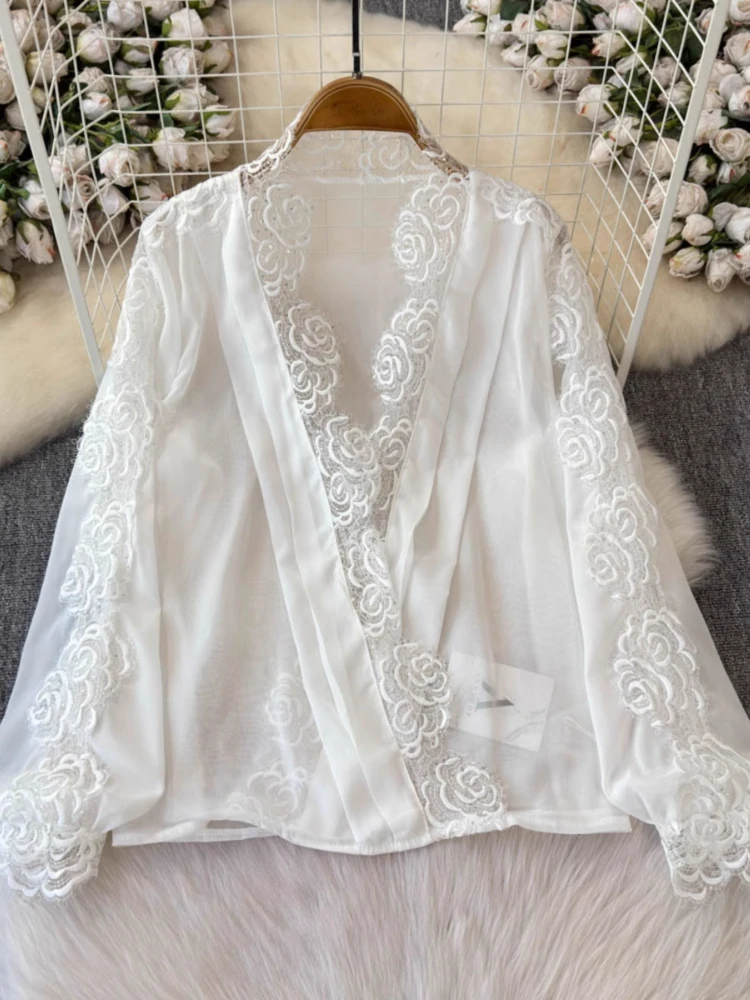 2025 Fashion Elegant Shirts V Neck Long Sleeve Lace Patchwork Solid Color Blouses Vintage All Match Casual Loose Women Clothing
2025 Fashion Elegant Shirts V Neck Long Sleeve Lace Patchwork Solid Color Blouses Vintage All Match Casual Loose Women Clothing