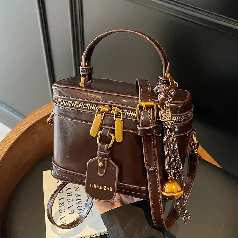 Retro Trend High-end Hand Bucket Bag 2024 Winter New Fashion Casual Shoulder Bag Niche Messenger Bag JC1002
Retro Trend High-end Hand Bucket Bag 2024 Winter New Fashion Casual Shoulder Bag Niche Messenger Bag JC1002