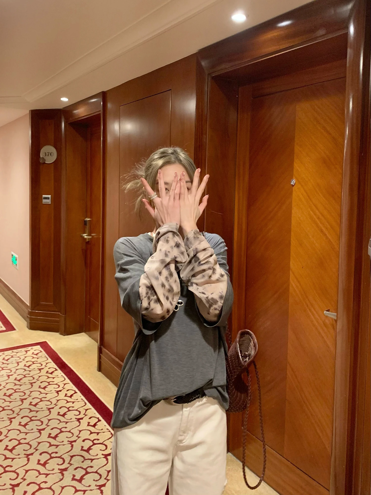 Женская винтажная футболка LelyMooch с длинным рукавом, круглым вырезом, в стиле пэчворк, свободного кроя, весна 2025
Женская винтажная футболка LelyMooch с длинным рукавом, круглым вырезом, в стиле пэчворк, свободного кроя, весна 2025