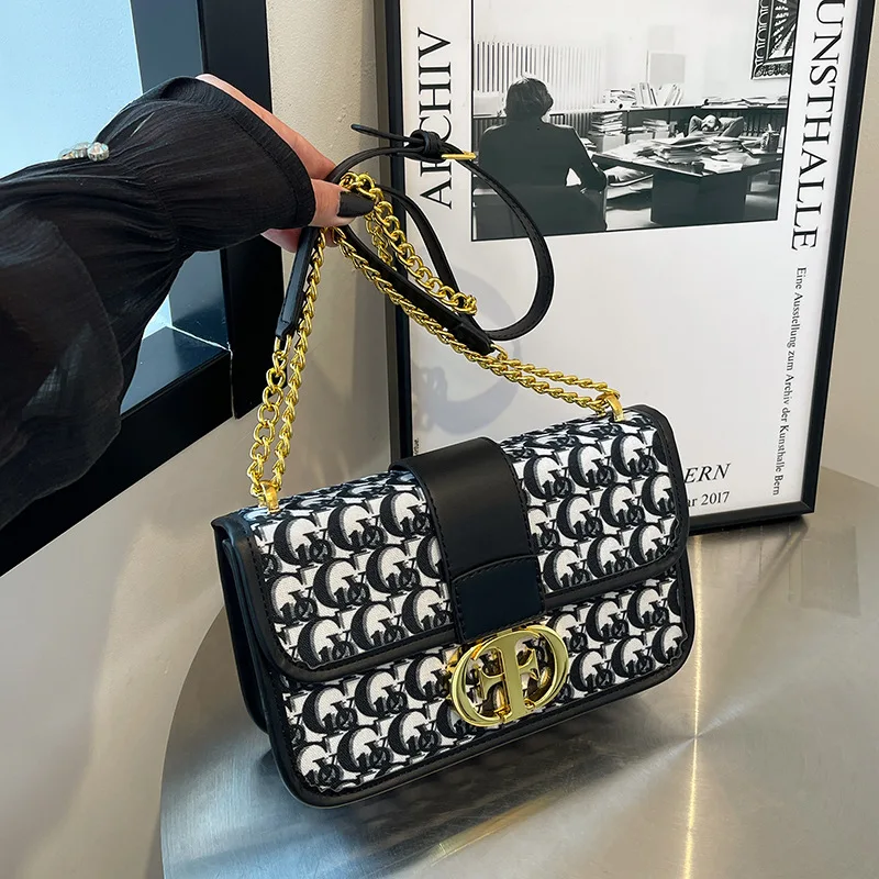 New Chain Strap Shoulder Bag for Women Metal Buckle Crossbody Purse with Top Handle, Minimalist Day to Night Bag for Daily Use
New Chain Strap Shoulder Bag for Women Metal Buckle Crossbody Purse with Top Handle, Minimalist Day to Night Bag for Daily Use