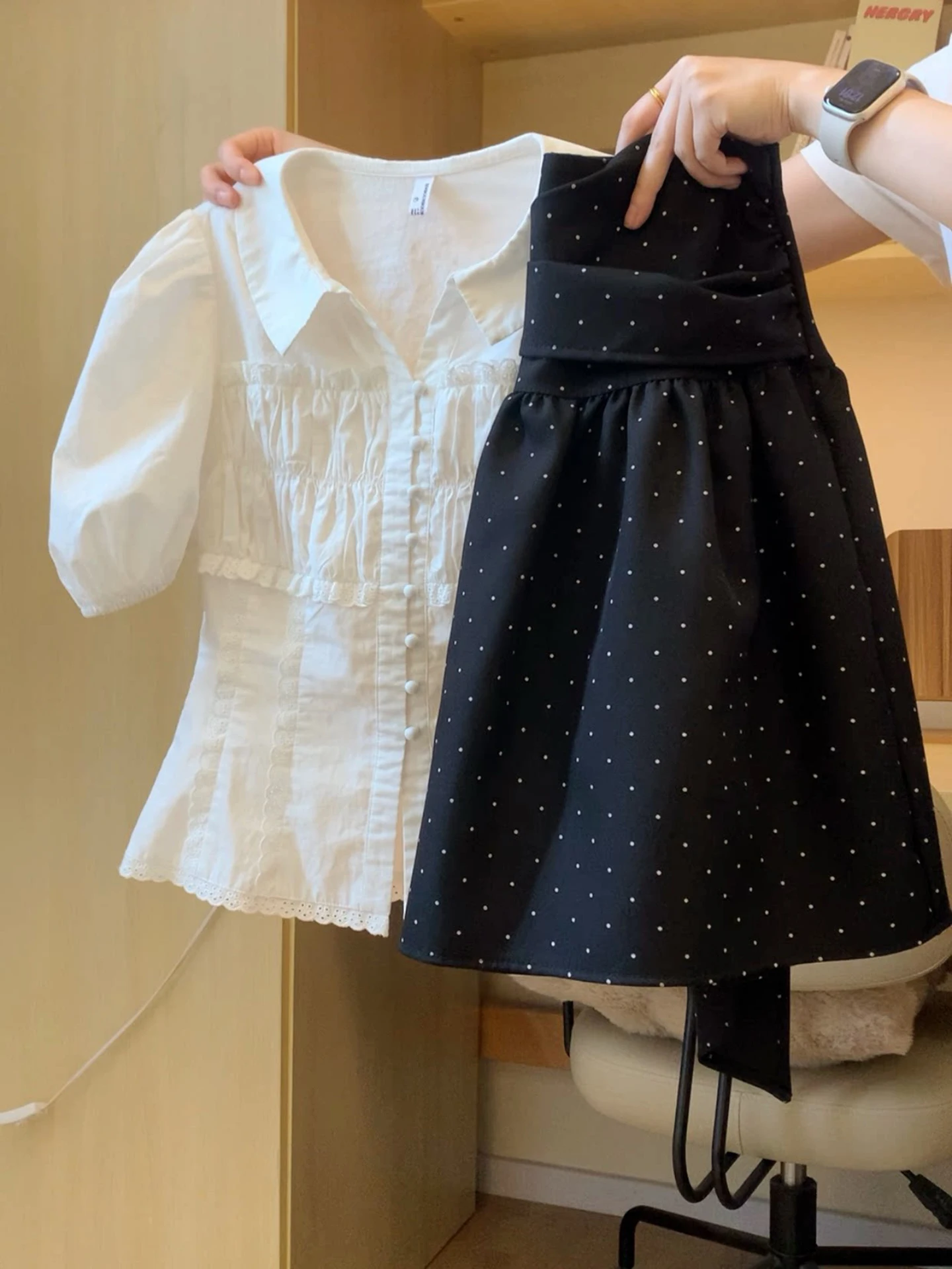 Korean Sweet Style Bubble Sleeve Waist Cinched Shirt Women High Waist Polka Dot Skirt Summer Anti Aging Matching Set
Korean Sweet Style Bubble Sleeve Waist Cinched Shirt Women High Waist Polka Dot Skirt Summer Anti Aging Matching Set