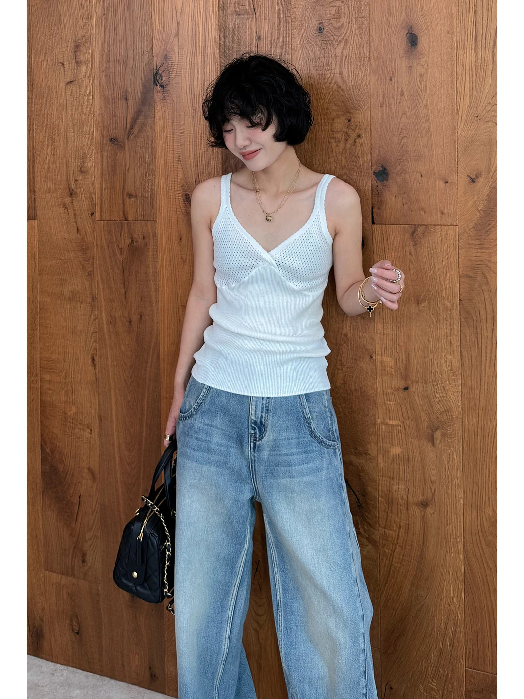 Fashionable Trendy Women's Sleeveless Vest Top Inner Wear Slim Fit V-Neck Cotton Casual Style Hollow out Design Youth Fashion
Fashionable Trendy Women's Sleeveless Vest Top Inner Wear Slim Fit V-Neck Cotton Casual Style Hollow out Design Youth Fashion