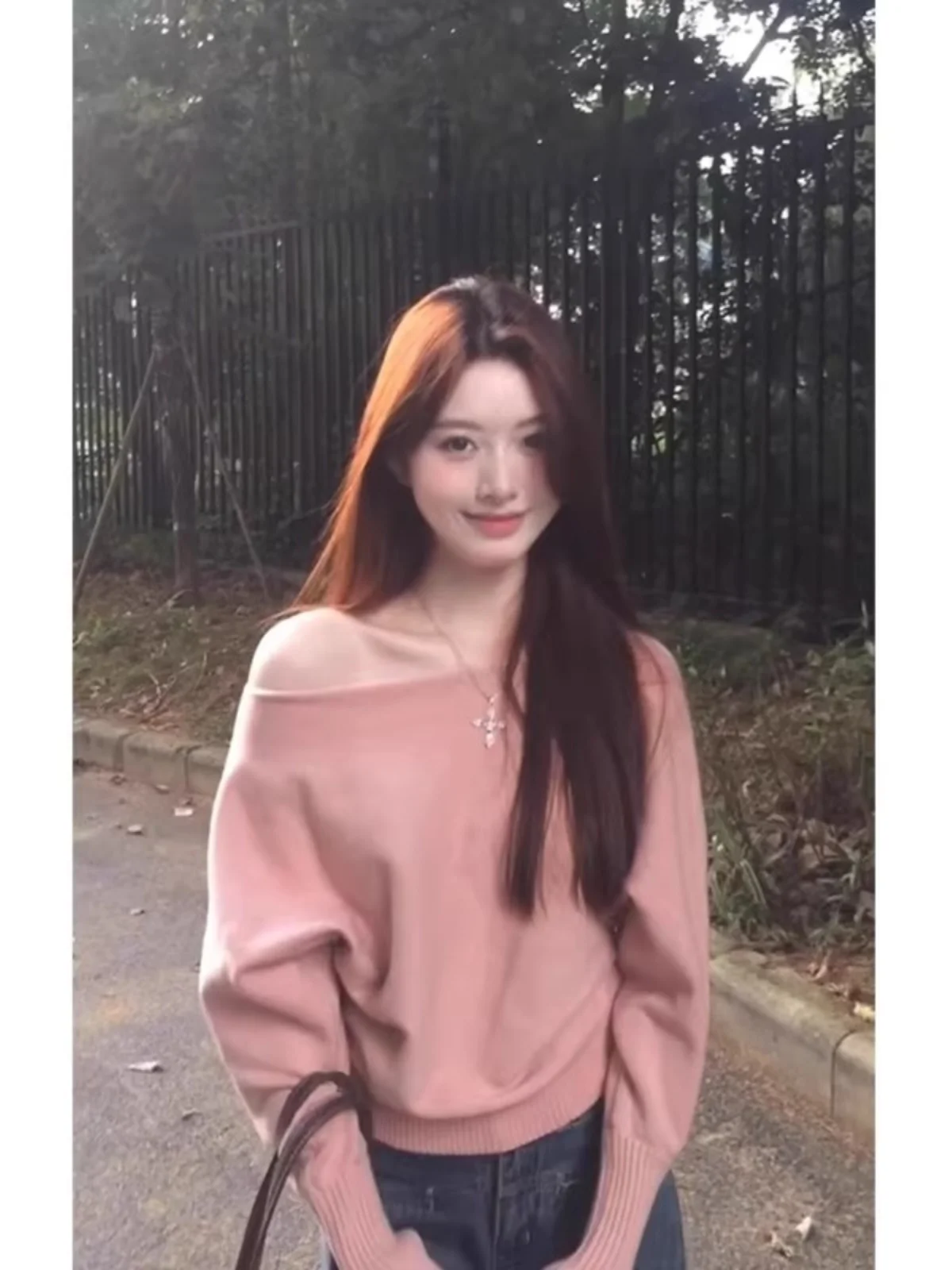 Pink Asymmetrical Shoulder Knitted Sweater Women's Style 2025 New Winter Lazy Style High-End Feeling Knitwear Base Shirt Top
Pink Asymmetrical Shoulder Knitted Sweater Women's Style 2025 New Winter Lazy Style High-End Feeling Knitwear Base Shirt Top