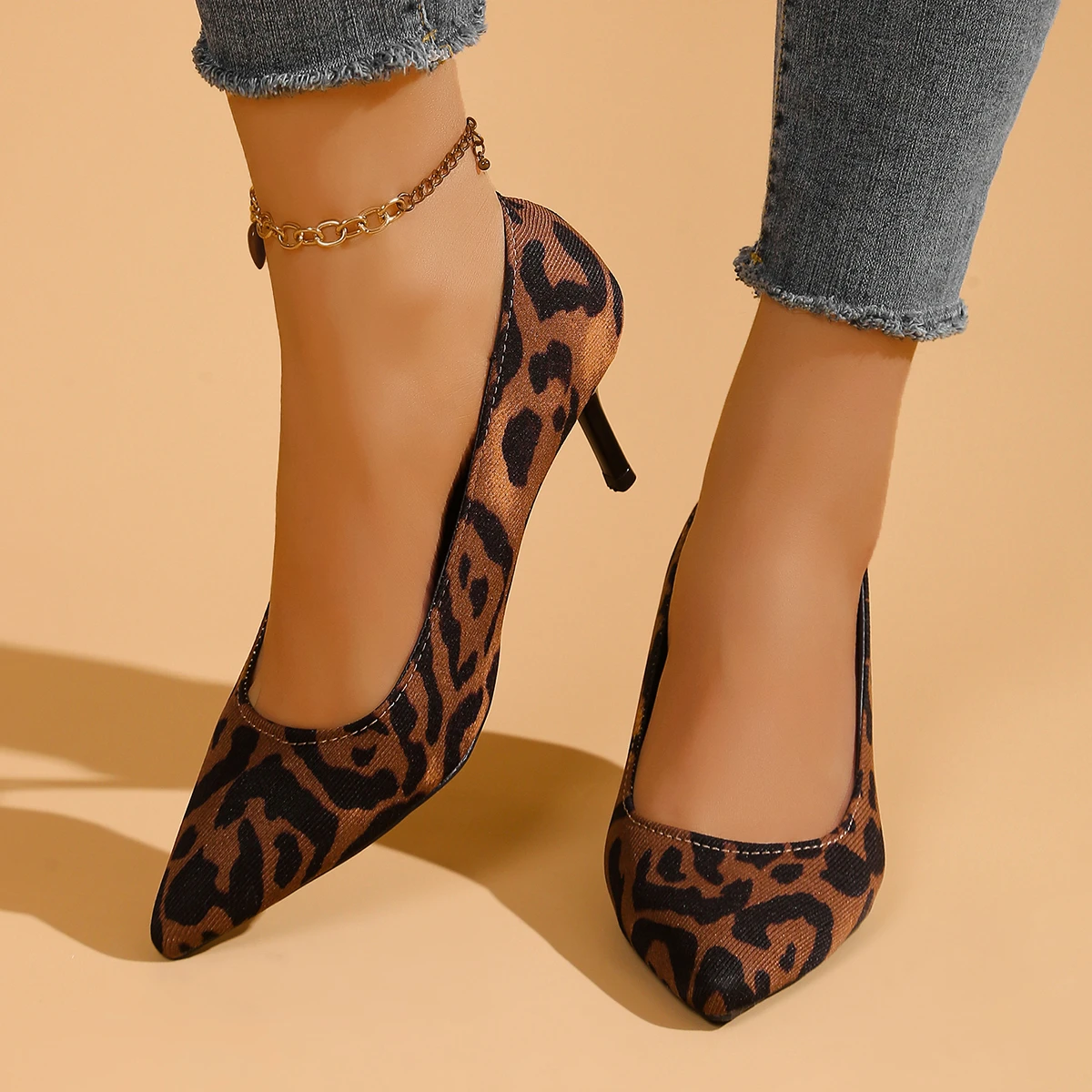 Новые модные элегантные темпераментные туфли с леопардовым принтом, весенне-осенние удобные удобные банкетные туфли на высоком каблуке с острым носком для женщин
Новые модные элегантные темпераментные туфли с леопардовым принтом, весенне-осенние удобные удобные банкетные туфли на высоком каблуке с острым носком для женщин