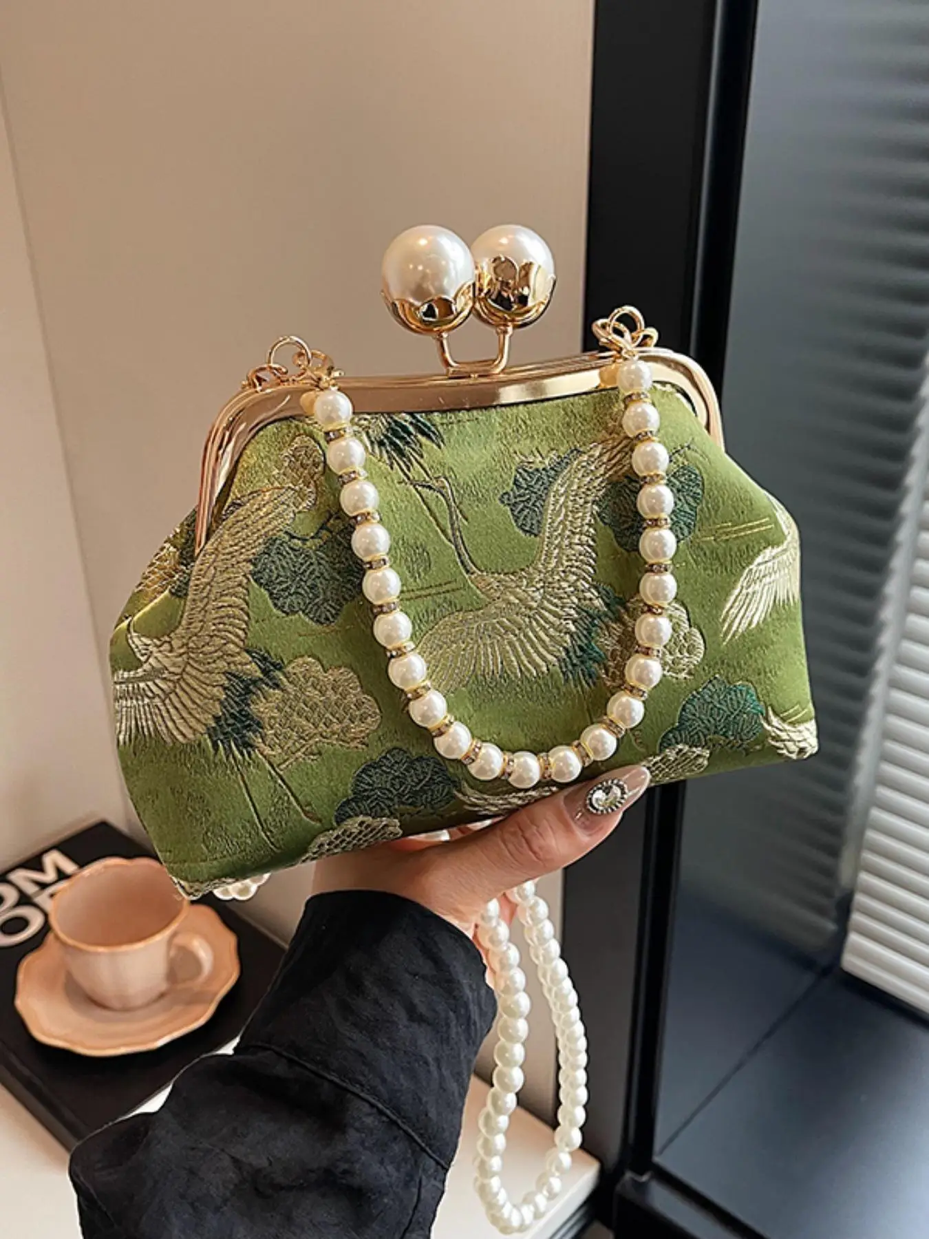 Fashionable And Clip-On Chinese Evening Bag With Contrasting Flower Print, Simple Pearl Chain , Elegant Crossbody Bag
Fashionable And Clip-On Chinese Evening Bag With Contrasting Flower Print, Simple Pearl Chain , Elegant Crossbody Bag