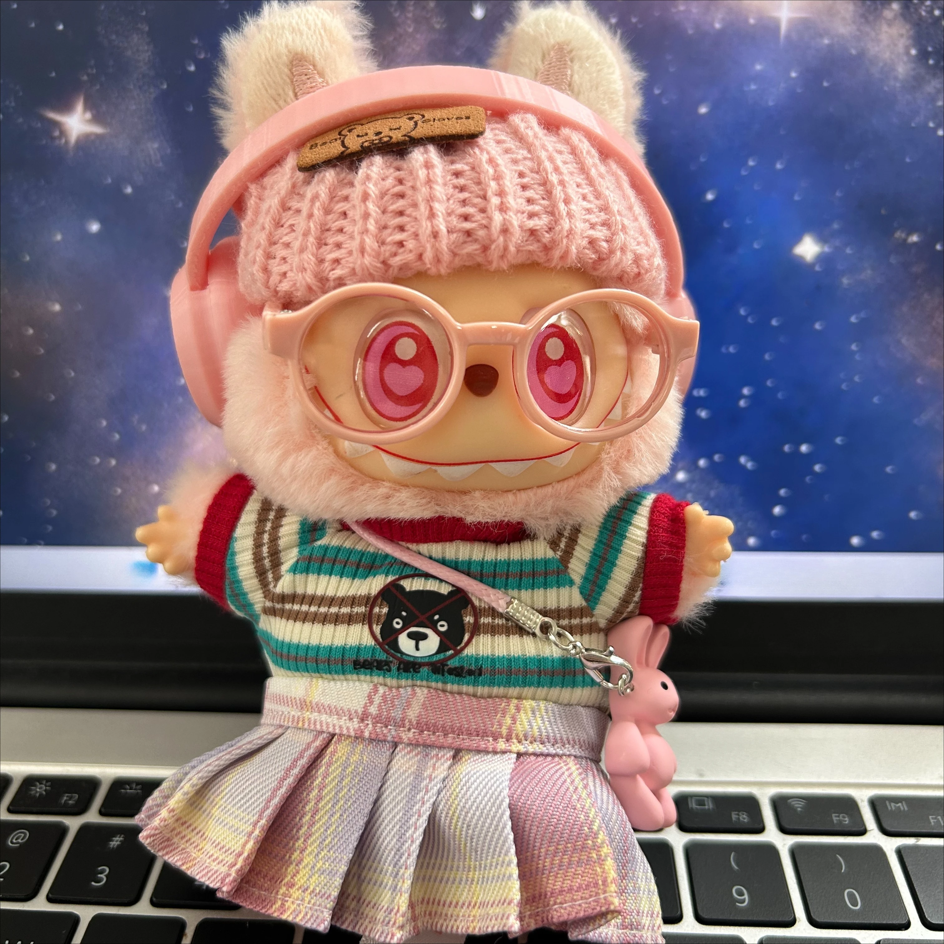 Розовый комбинезон Labubu с красочным комплектом наушников и плиссированной юбкой, кукольная одежда, наряд для коллекции аксессуаров Labubu (без куклы) 
Розовый комбинезон Labubu с красочным комплектом наушников и плиссированной юбкой, кукольная одежда, наряд для коллекции аксессуаров Labubu (без куклы)