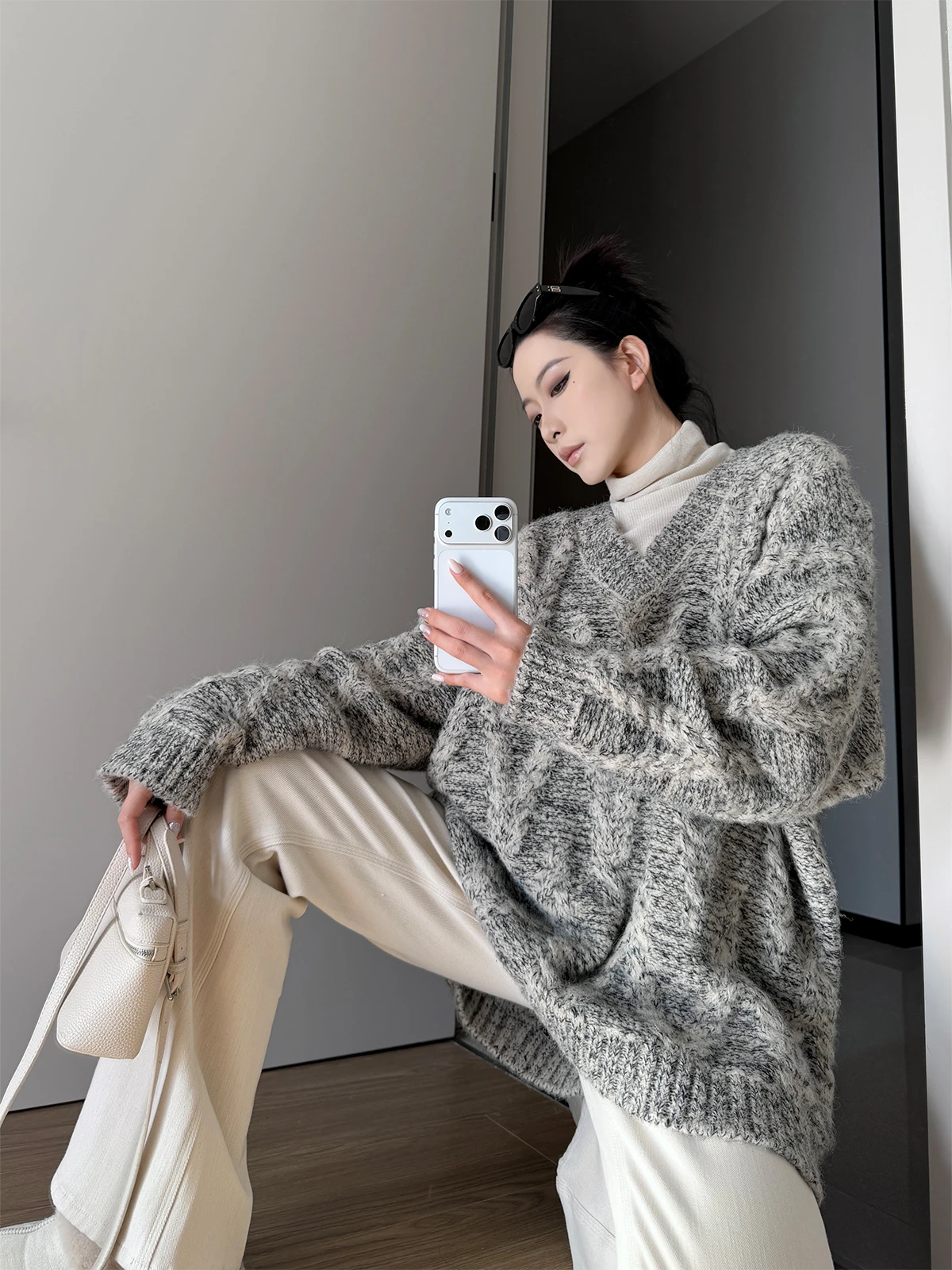 Вязаный шерстяной свитер PAPERLLL с V-образным вырезом, художественным пиксельным дизайном и двойным цветом, женский, зимний, свободный, теплый, утолщенный, длинный
Вязаный шерстяной свитер PAPERLLL с V-образным вырезом, художественным пиксельным дизайном и двойным цветом, женский, зимний, свободный, теплый, утолщенный, длинный