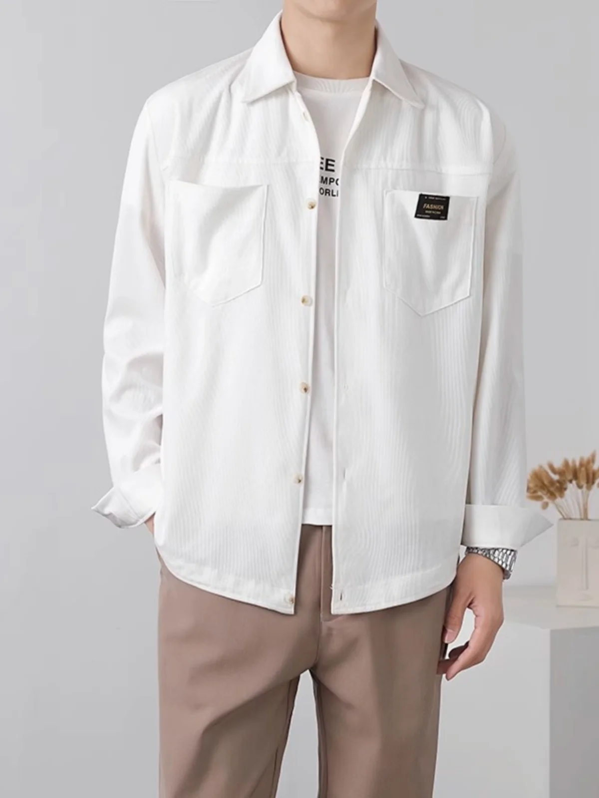 Модная вельветовая рубашка с длинным рукавом для мужчин, для многослойных образов, трендовая, осенне-зимняя, универсальная, приталенного кроя, не требует глажки, для повседневного использования
Модная вельветовая рубашка с длинным рукавом для мужчин, для многослойных образов, трендовая, осенне-зимняя, универсальная, приталенного кроя, не требует глажки, для повседневного использования