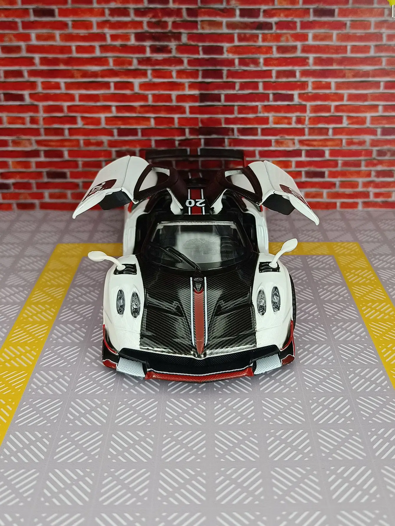 CCA 1:32 Pagani BC Alloy Sports Car Model Diecast Metal Toy Car Model Simulation Sound and Light Collection Children Toy Gift
CCA 1:32 Pagani BC Alloy Sports Car Model Diecast Metal Toy Car Model Simulation Sound and Light Collection Children Toy Gift