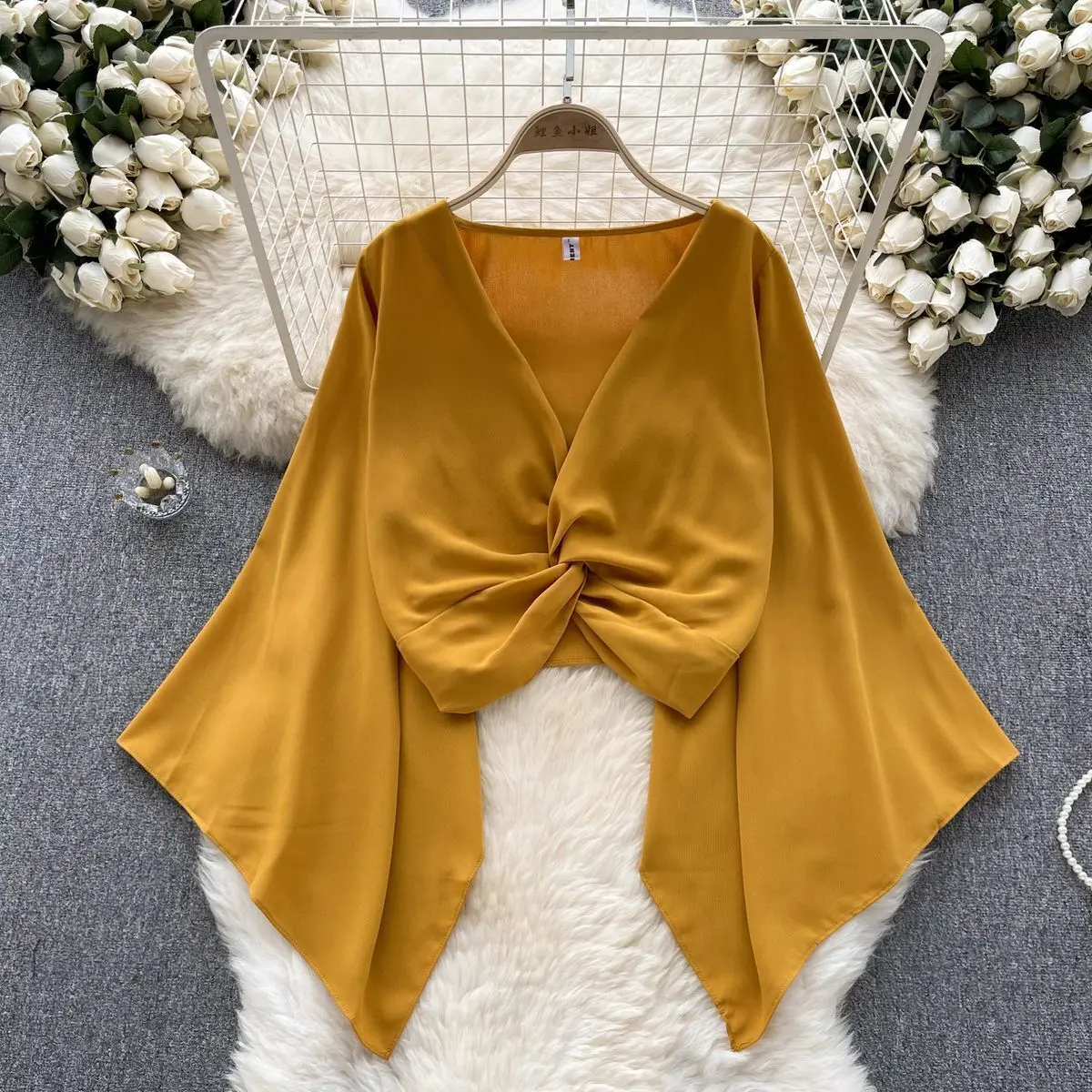 2025 Autumn New V-neck Twisted Horn Long sleeved Shirt Women's French Short Chiffon Top
2025 Autumn New V-neck Twisted Horn Long sleeved Shirt Women's French Short Chiffon Top