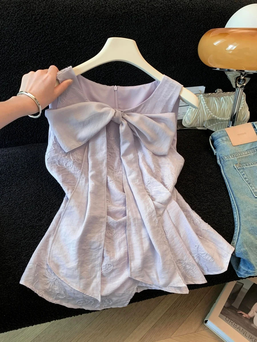 Elegant Summer Women's Sleeveless Vest Knot Sash Design Trendy Top V-neck Versatile Style Chinese Origin
Elegant Summer Women's Sleeveless Vest Knot Sash Design Trendy Top V-neck Versatile Style Chinese Origin