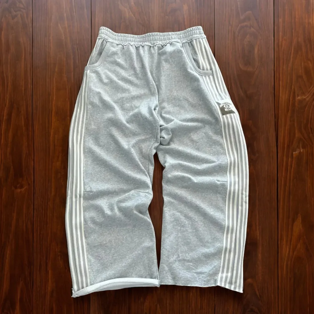 Harajuku Fashion Korean Simple Stripe Baggy Casual Pants Men Women Retro Y2K Style Oversize Trousers High Waisted Straight Pants
Harajuku Fashion Korean Simple Stripe Baggy Casual Pants Men Women Retro Y2K Style Oversize Trousers High Waisted Straight Pants