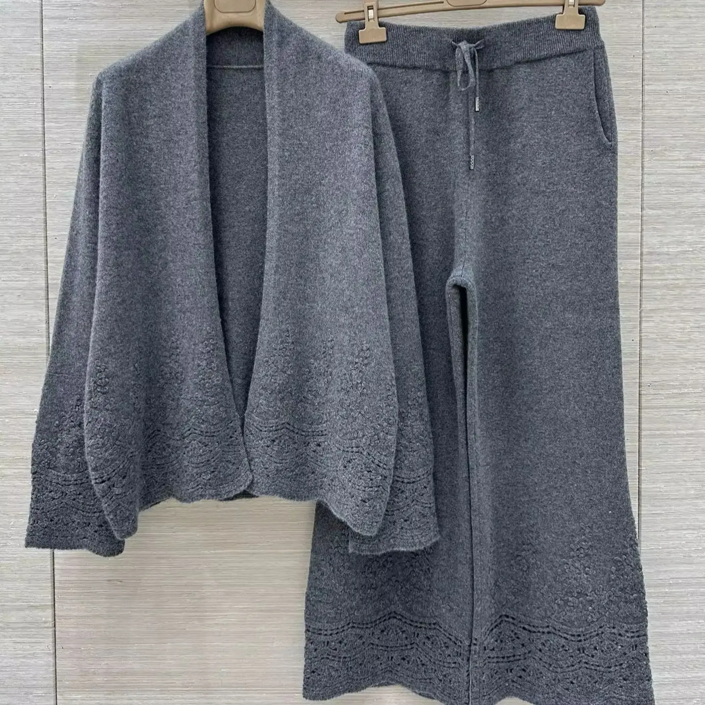 Women Cashmere Flower Embroidery Knitted Set Elastic Waist Straight Wide Leg Pants + V-Neck Long Sleeve Cardigan sweater
Women Cashmere Flower Embroidery Knitted Set Elastic Waist Straight Wide Leg Pants + V-Neck Long Sleeve Cardigan sweater