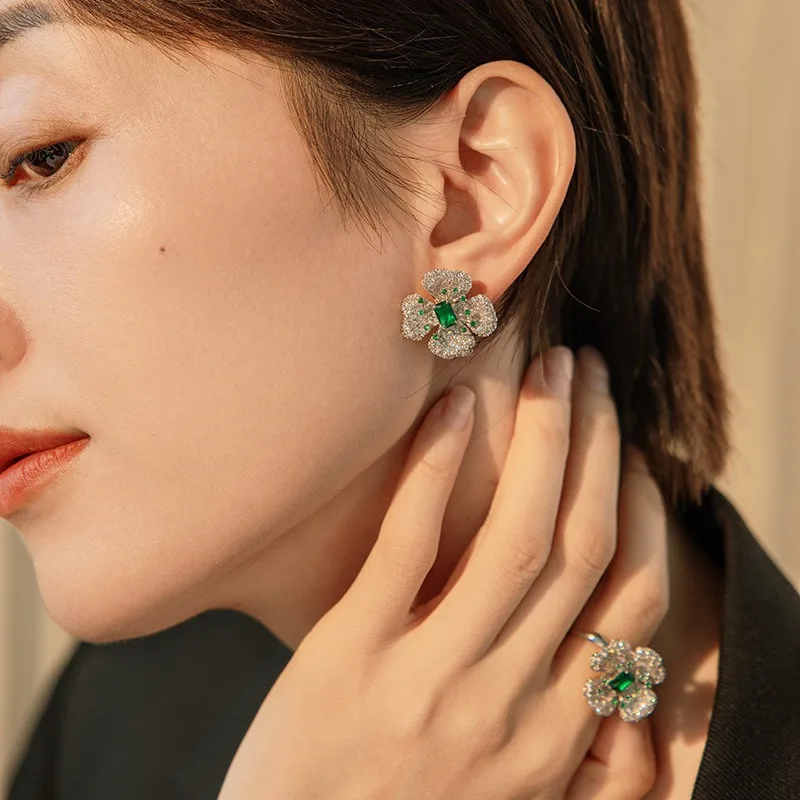 Vintage Synthetic Green Spinel Temperament Lilac S925 Sterling Silver Clover Earrings
Vintage Synthetic Green Spinel Temperament Lilac S925 Sterling Silver Clover Earrings