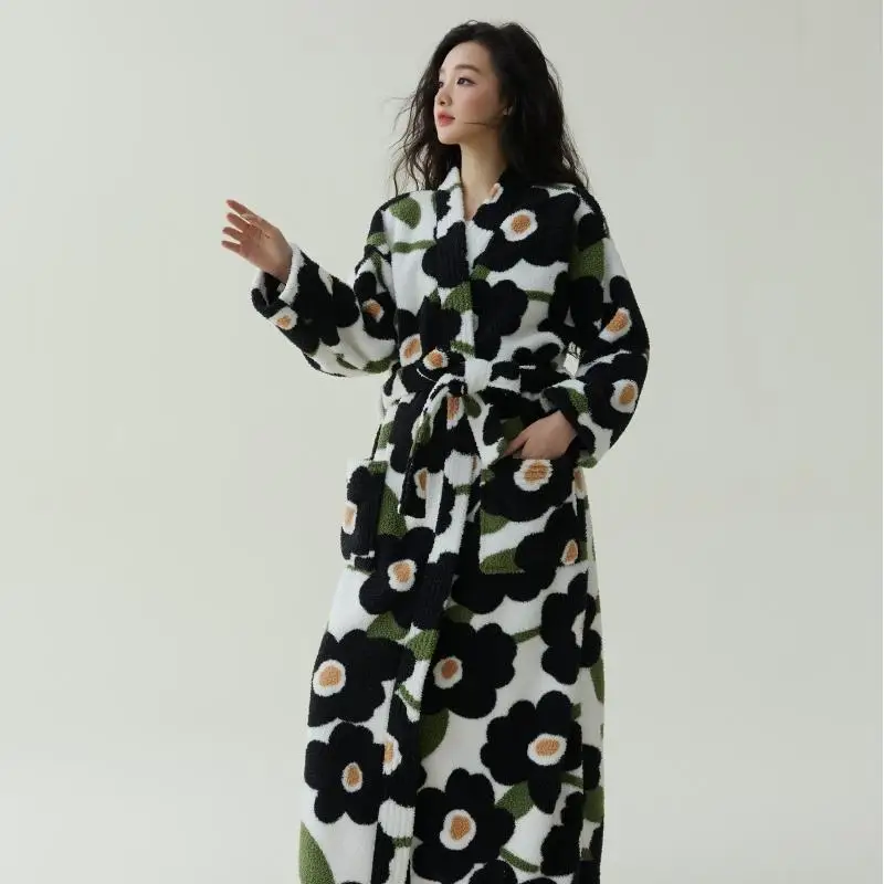 Autumn and Winter New Coral Velvet Robe Thickened Velvet Female Long Bath Printed Soft Lace Up Women's Pajamas Casual Loungewear
Autumn and Winter New Coral Velvet Robe Thickened Velvet Female Long Bath Printed Soft Lace Up Women's Pajamas Casual Loungewear