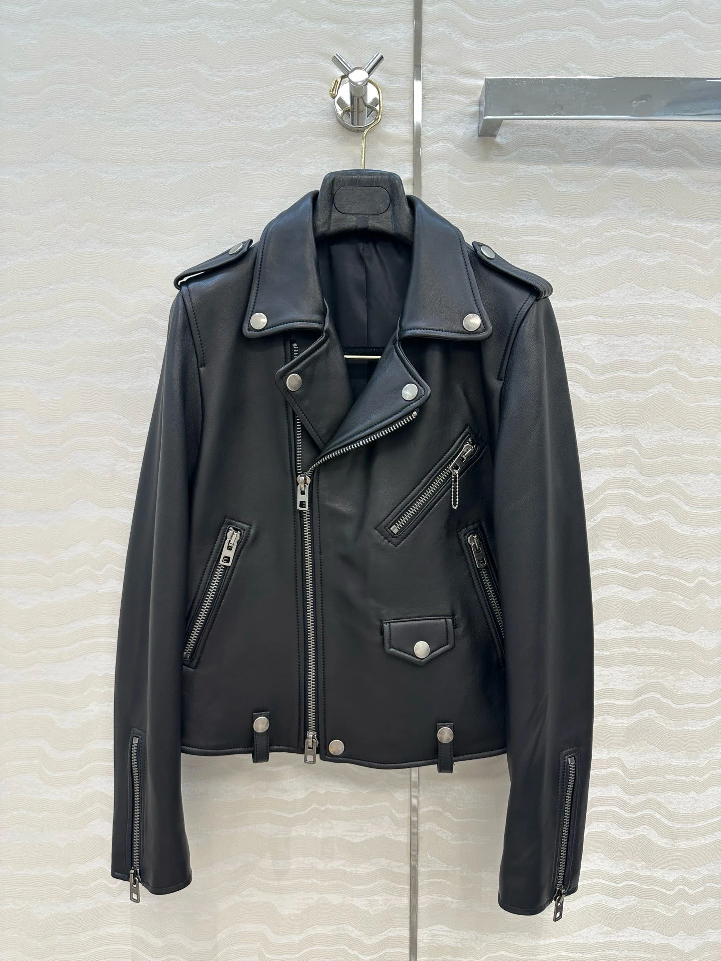 2026 Summer New Women's Leather Jacket, Genuine Leather Motorcycle Jacket, 100% Sheepskin Material, High Quality
2026 Summer New Women's Leather Jacket, Genuine Leather Motorcycle Jacket, 100% Sheepskin Material, High Quality