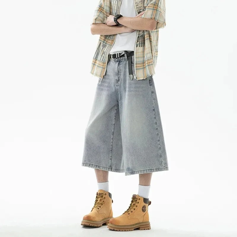 Мужские широкие джинсовые шорты в европейском стиле, винтажные, с эффектом потертости, свободного кроя, классические синие джинсовые шорты до колена
Мужские широкие джинсовые шорты в европейском стиле, винтажные, с эффектом потертости, свободного кроя, классические синие джинсовые шорты до колена