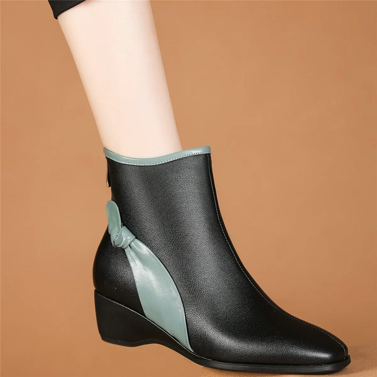 Winter Fashion Sneaker Women Genuine Leather Wedges High Heel Ankle Boots Female High Top Square Toe Platform Pumps Casual Shoes
Winter Fashion Sneaker Women Genuine Leather Wedges High Heel Ankle Boots Female High Top Square Toe Platform Pumps Casual Shoes