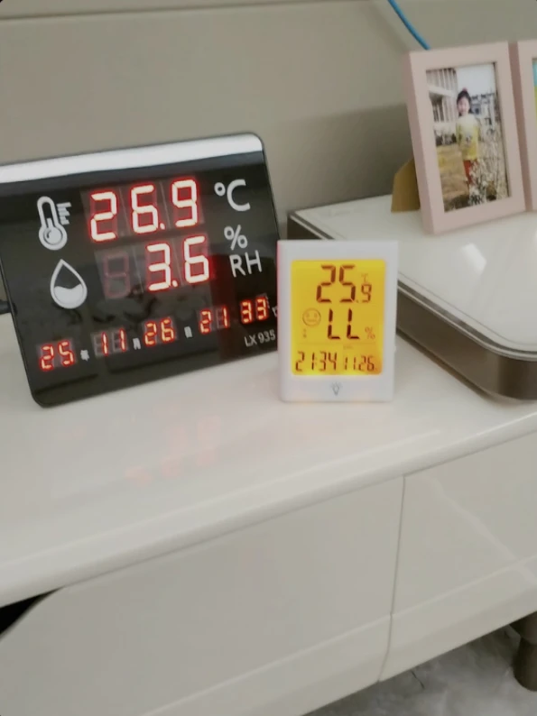 Dual Temperature Display Digital Thermometer for Swimming Pools and Saunas.
Dual Temperature Display Digital Thermometer for Swimming Pools and Saunas.