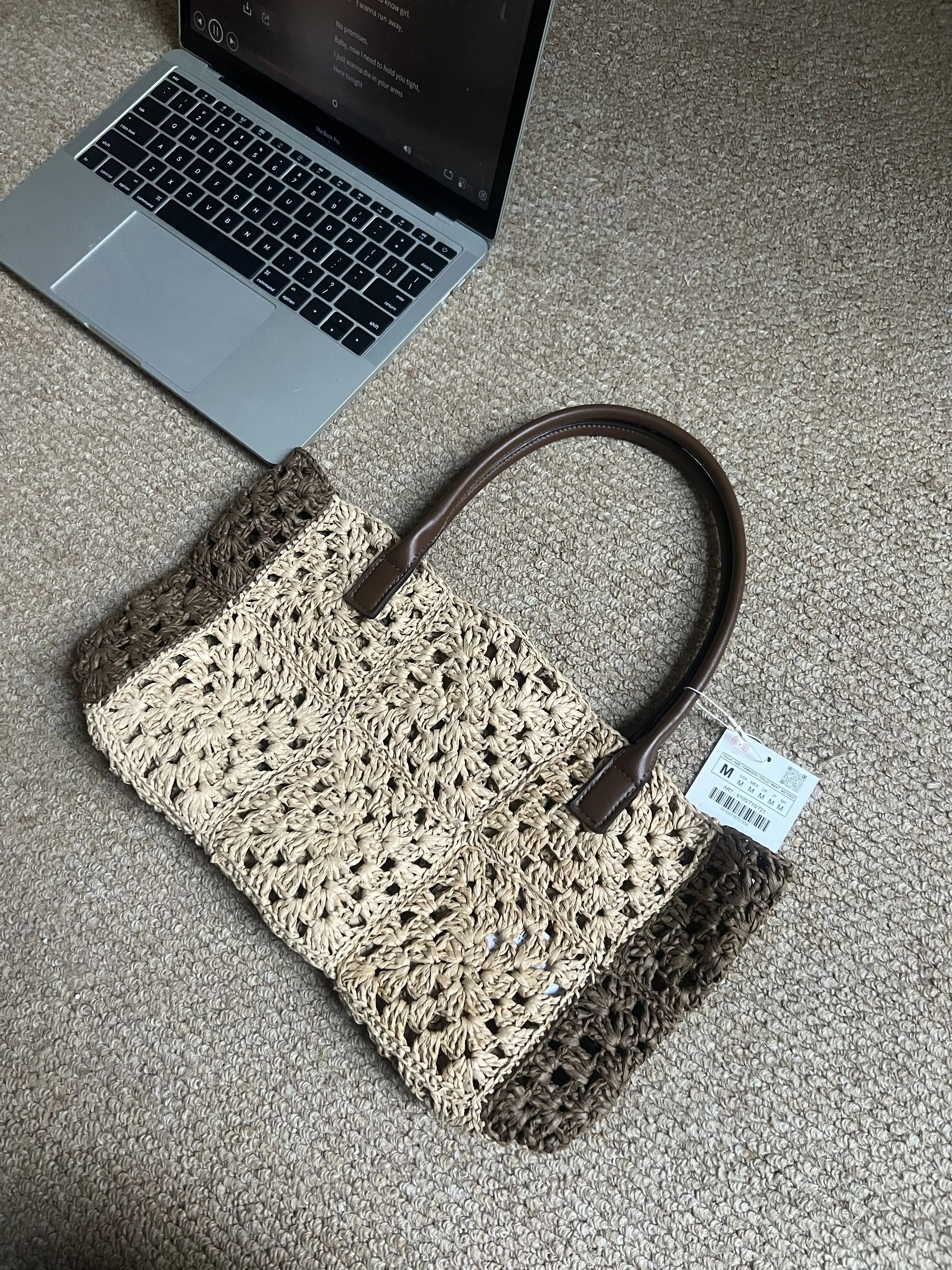 Portable straw bag summer fashion versatile vacation style pure hand-woven hollow shoulder tote bag
Portable straw bag summer fashion versatile vacation style pure hand-woven hollow shoulder tote bag