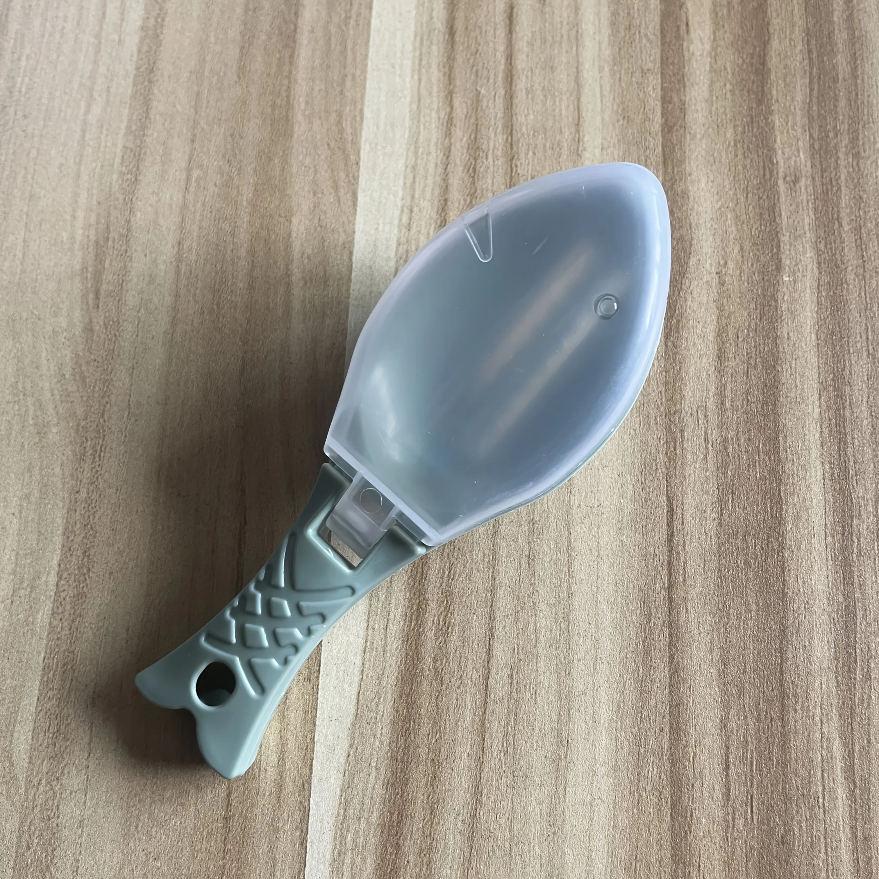 Tool for Removing Fish Scales, Designed Like a Flying Fish, Featuring a Cover for Easy Use And Mess-Free Operation
Tool for Removing Fish Scales, Designed Like a Flying Fish, Featuring a Cover for Easy Use And Mess-Free Operation