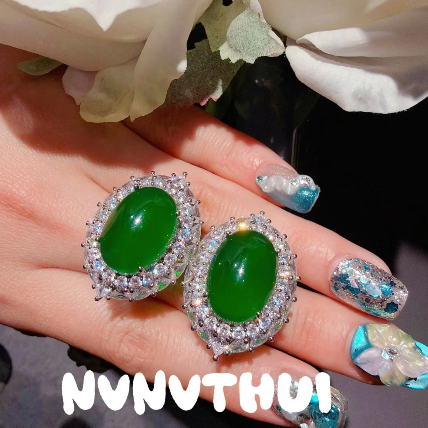 Vintage Natural Emerald Chalcedony Rhombus Zircon Earrings
Vintage Natural Emerald Chalcedony Rhombus Zircon Earrings
