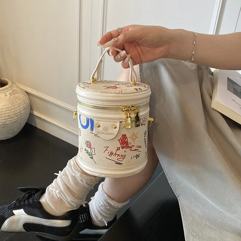 Дизайнерская роскошная сумка для подгузников для женщин, элегантная сумка через плечо, минималистичная кожаная сумка-тоут в винтажном стиле с квадратной формой
Дизайнерская роскошная сумка для подгузников для женщин, элегантная сумка через плечо, минималистичная кожаная сумка-тоут в винтажном стиле с квадратной формой