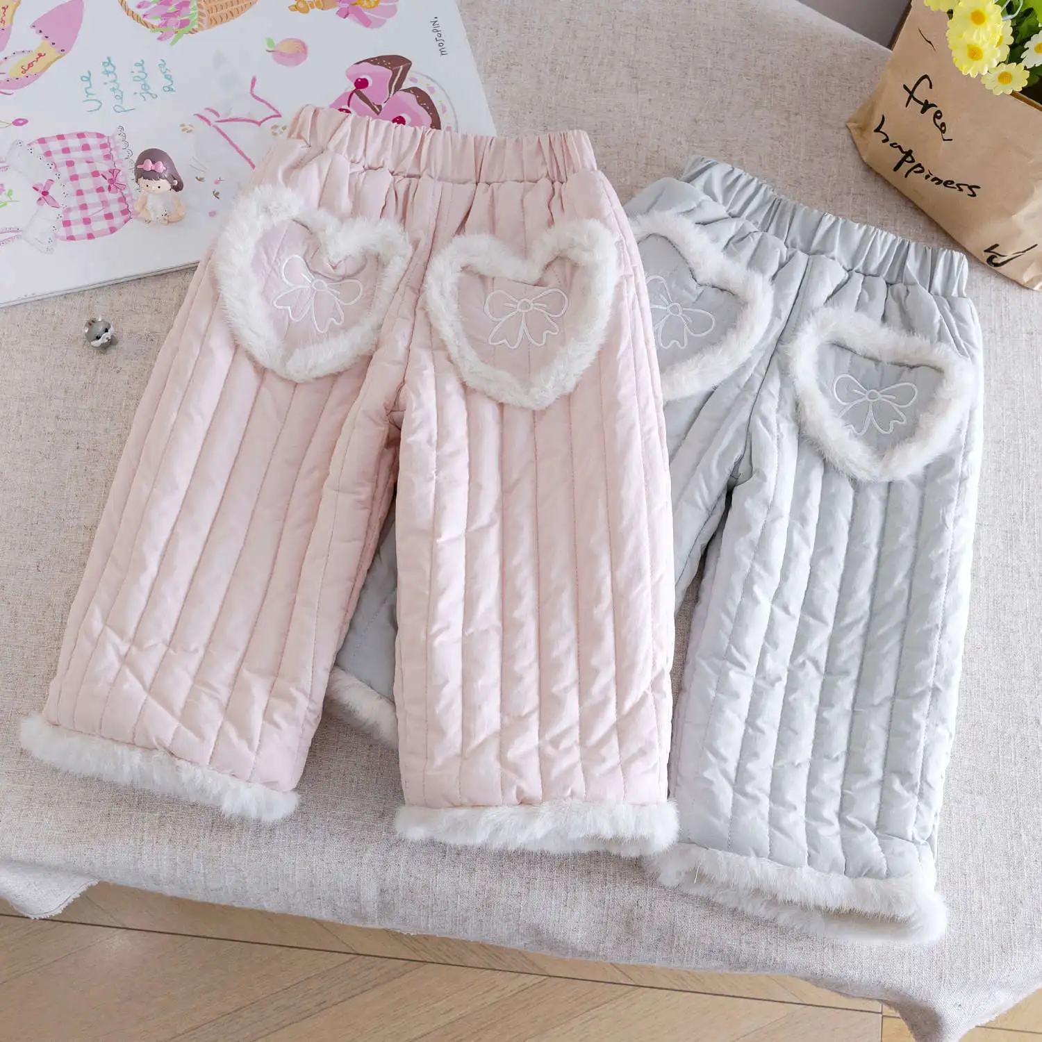 Корейские зимние прямые штаны для маленьких девочек, детские брюки с бантом и карманами для девочек, свободные флисовые теплые штаны в рубчик для маленьких девочек
Корейские зимние прямые штаны для маленьких девочек, детские брюки с бантом и карманами для девочек, свободные флисовые теплые штаны в рубчик для маленьких девочек