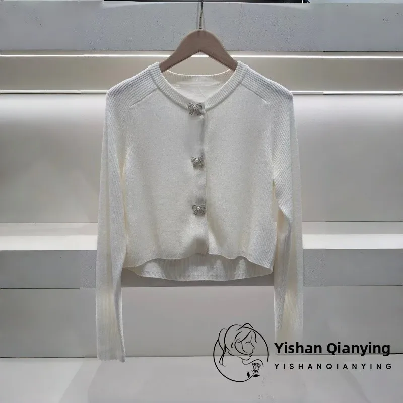 Женский вязаный кардиган Ele Spring 2026 с длинными рукавами, круглым вырезом, декором в виде узлов, модный, люксовый, размер M
Женский вязаный кардиган Ele Spring 2026 с длинными рукавами, круглым вырезом, декором в виде узлов, модный, люксовый, размер M