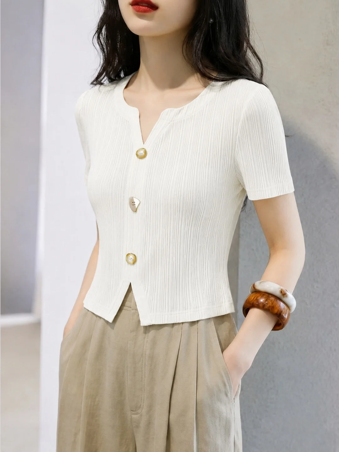 Elegant Minimalist Ice Silk Knitted Top Soft Skin-friendly Short Sleeve Casual Versatile Summer New Arrival Fashionable Women...
Elegant Minimalist Ice Silk Knitted Top Soft Skin-friendly Short Sleeve Casual Versatile Summer New Arrival Fashionable Women...