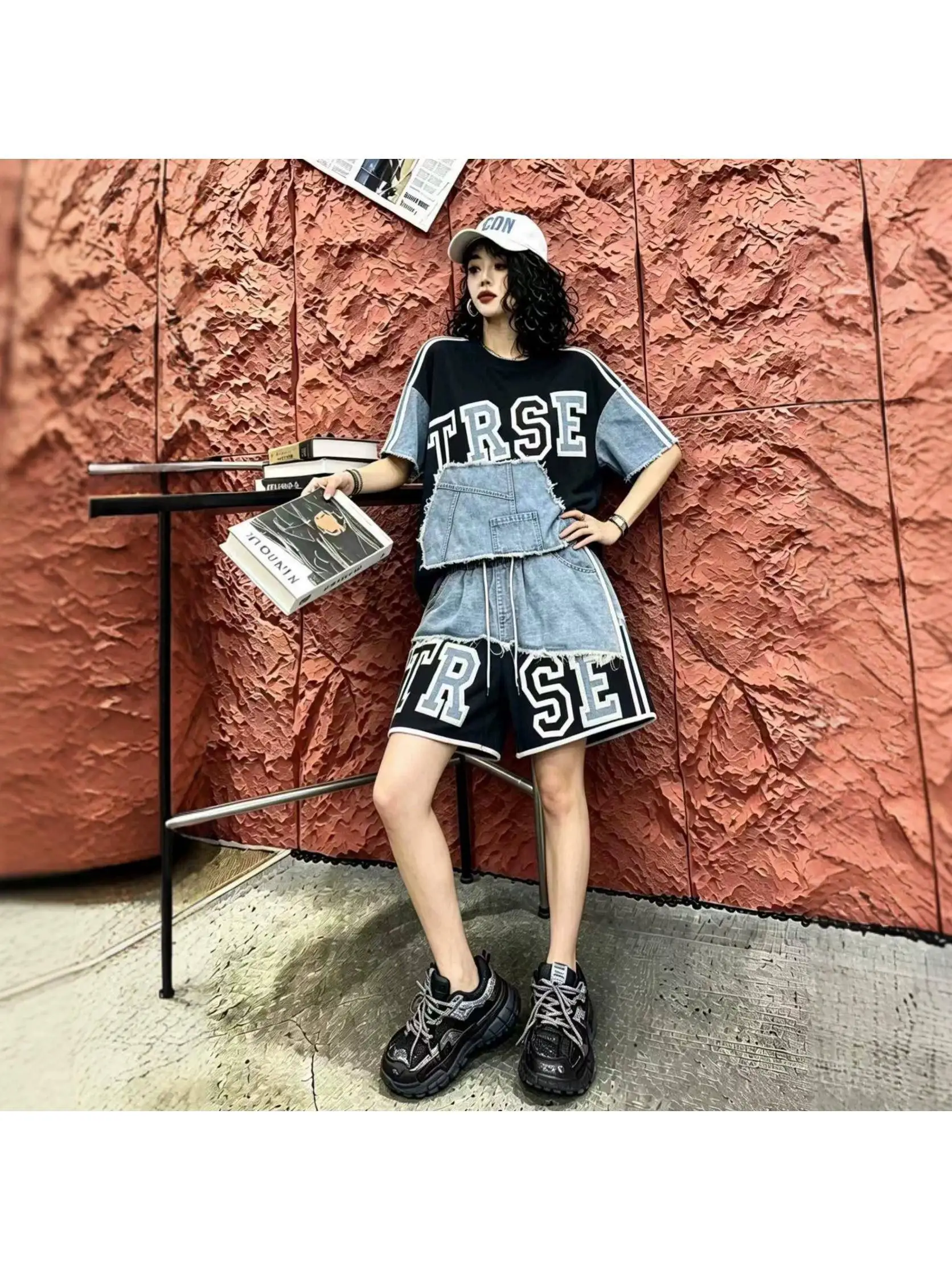 Summer New Women's Casual Loose Fit Two-Piece Set Letter Print Denim Patchwork Short Sleeve Elastic Waist T-Shirt And Shorts
Summer New Women's Casual Loose Fit Two-Piece Set Letter Print Denim Patchwork Short Sleeve Elastic Waist T-Shirt And Shorts