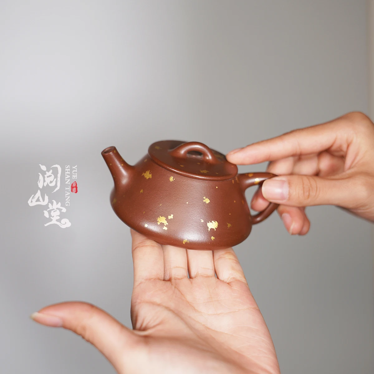 Yueshantang | Flat Covered Stone Ladle Rare Cultural Revolution Old Purple Mud Sprinkled Gold Out Of Print Material,
Yueshantang | Flat Covered Stone Ladle Rare Cultural Revolution Old Purple Mud Sprinkled Gold Out Of Print Material,