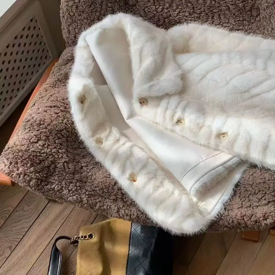 Зеленые пальто из искусственного меха, женские стеганые пальто Peluche, молодежная накидка на шнуровке, простая модная нишевая подкладка, съемный тренд с поясом
Зеленые пальто из искусственного меха, женские стеганые пальто Peluche, молодежная накидка на шнуровке, простая модная нишевая подкладка, съемный тренд с поясом