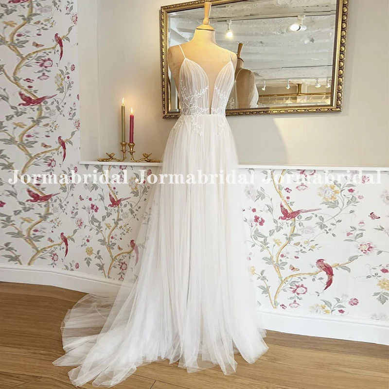 Pleat Tulle A-line Boho Wedding Dresses Plunging V-neck Spaghetti Straps Lightweight Summer Beach Bridal Gown Suknia ślubna 2023
Pleat Tulle A-line Boho Wedding Dresses Plunging V-neck Spaghetti Straps Lightweight Summer Beach Bridal Gown Suknia ślubna 2023