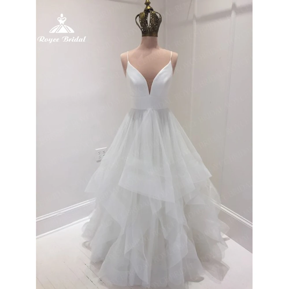 Roycebridal V Neck Cascading Rufflee Tulle Backless Wedding Dress for Women 2023 Spaghetti Straps A Line Beach Wedding Gowns
Roycebridal V Neck Cascading Rufflee Tulle Backless Wedding Dress for Women 2023 Spaghetti Straps A Line Beach Wedding Gowns