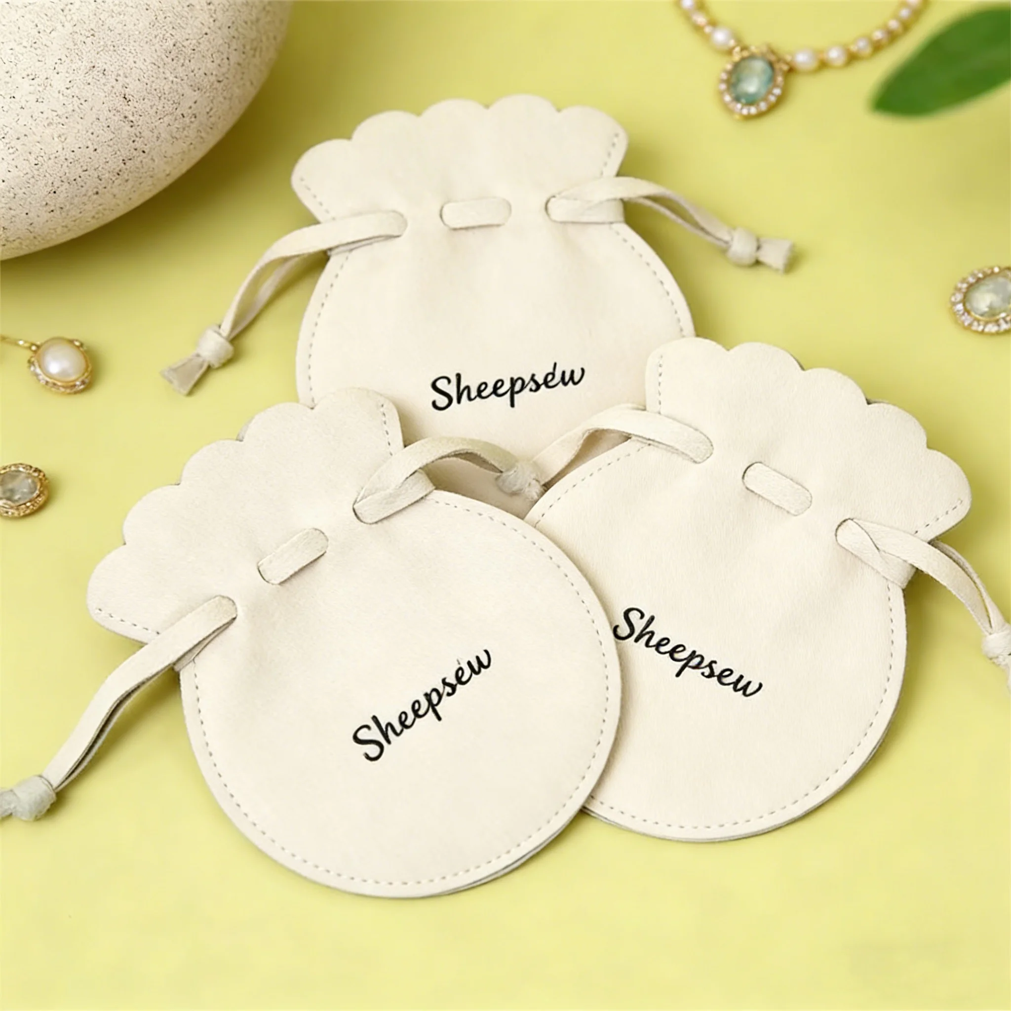 100 шт. персонализированных бархатных мешочков на шнурке с логотипом, подарочные мешочки для ювелирных изделий, стильные, 7x9 см, для колец, маленькие микрофибровые пакеты
100 шт. персонализированных бархатных мешочков на шнурке с логотипом, подарочные мешочки для ювелирных изделий, стильные, 7x9 см, для колец, маленькие микрофибровые пакеты