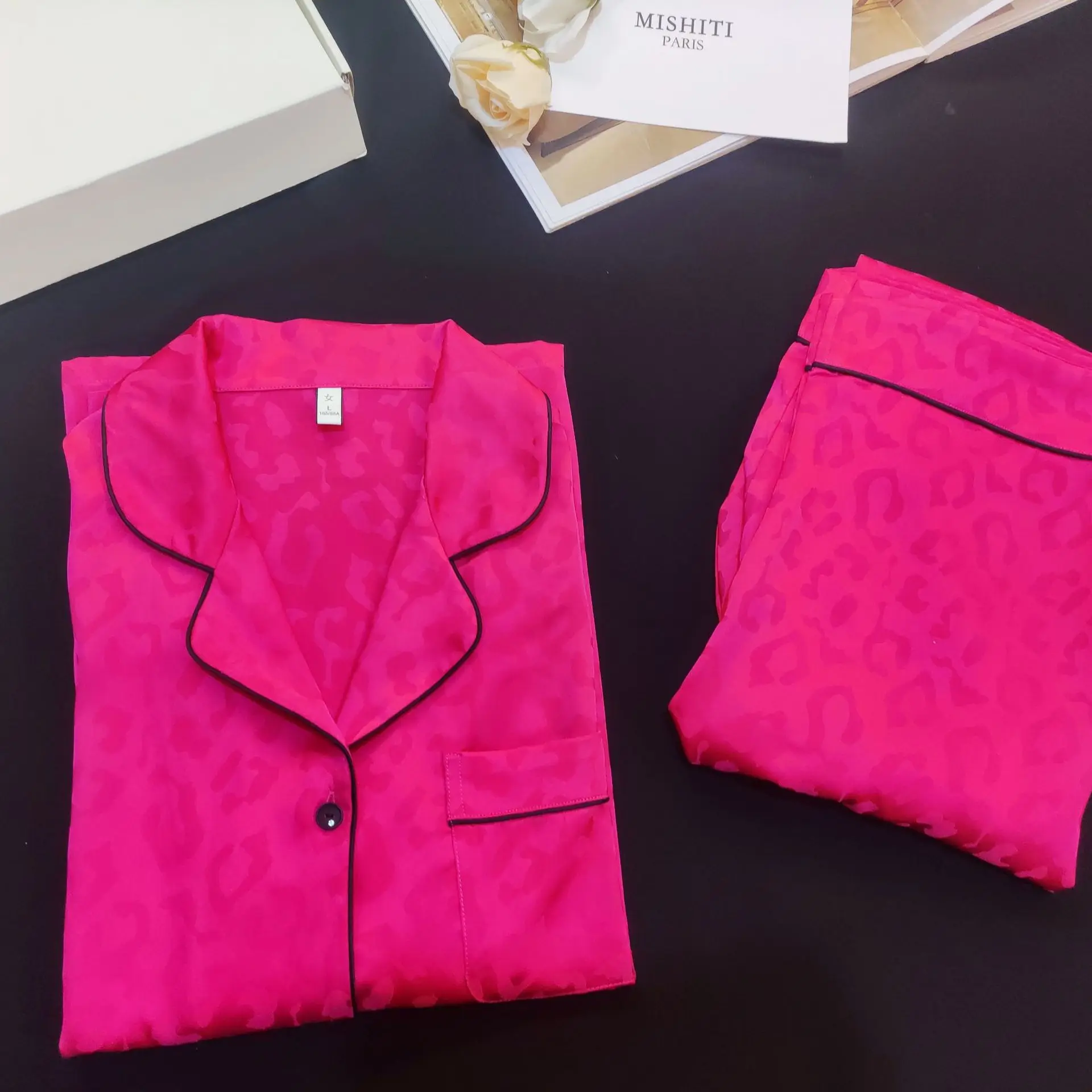 Autumn Pink Long-sleeved Pajamas Top Shorts Set Sleepwear Women's Leopard Print Ice Silk Pajamas 2PCS Home Clothes For Women
Autumn Pink Long-sleeved Pajamas Top Shorts Set Sleepwear Women's Leopard Print Ice Silk Pajamas 2PCS Home Clothes For Women